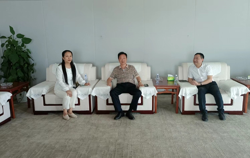 岳氏集團(tuán)董事長岳平安、北京中郵鴻運(yùn)董事副總黃貴斌拜訪中展航空