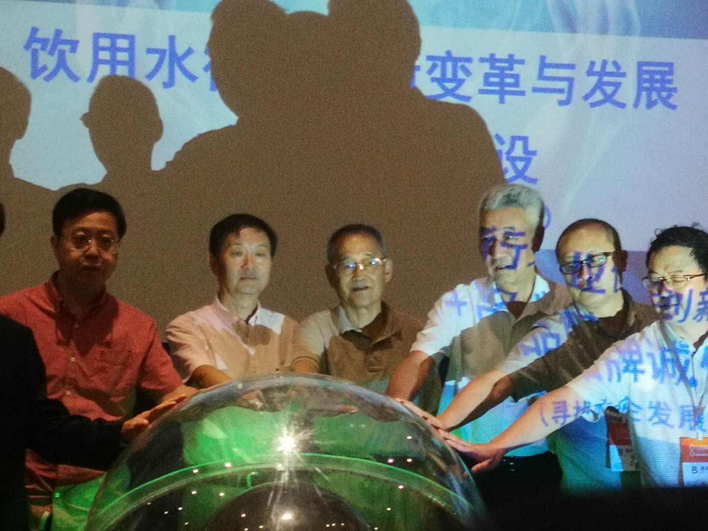 岳平安董事長(zhǎng)應(yīng)邀出席飲用水誠信建設(shè)品牌發(fā)展論壇